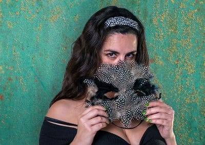 rostro con mascara mujer mediterranea