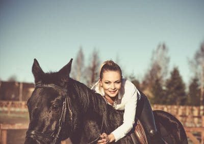 mujer montando a caballo