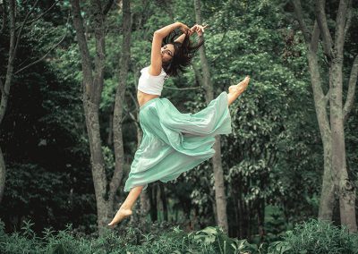 Mujer danzando en el bosque
