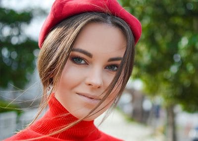 mujer vestida de roo con gorro incluido
